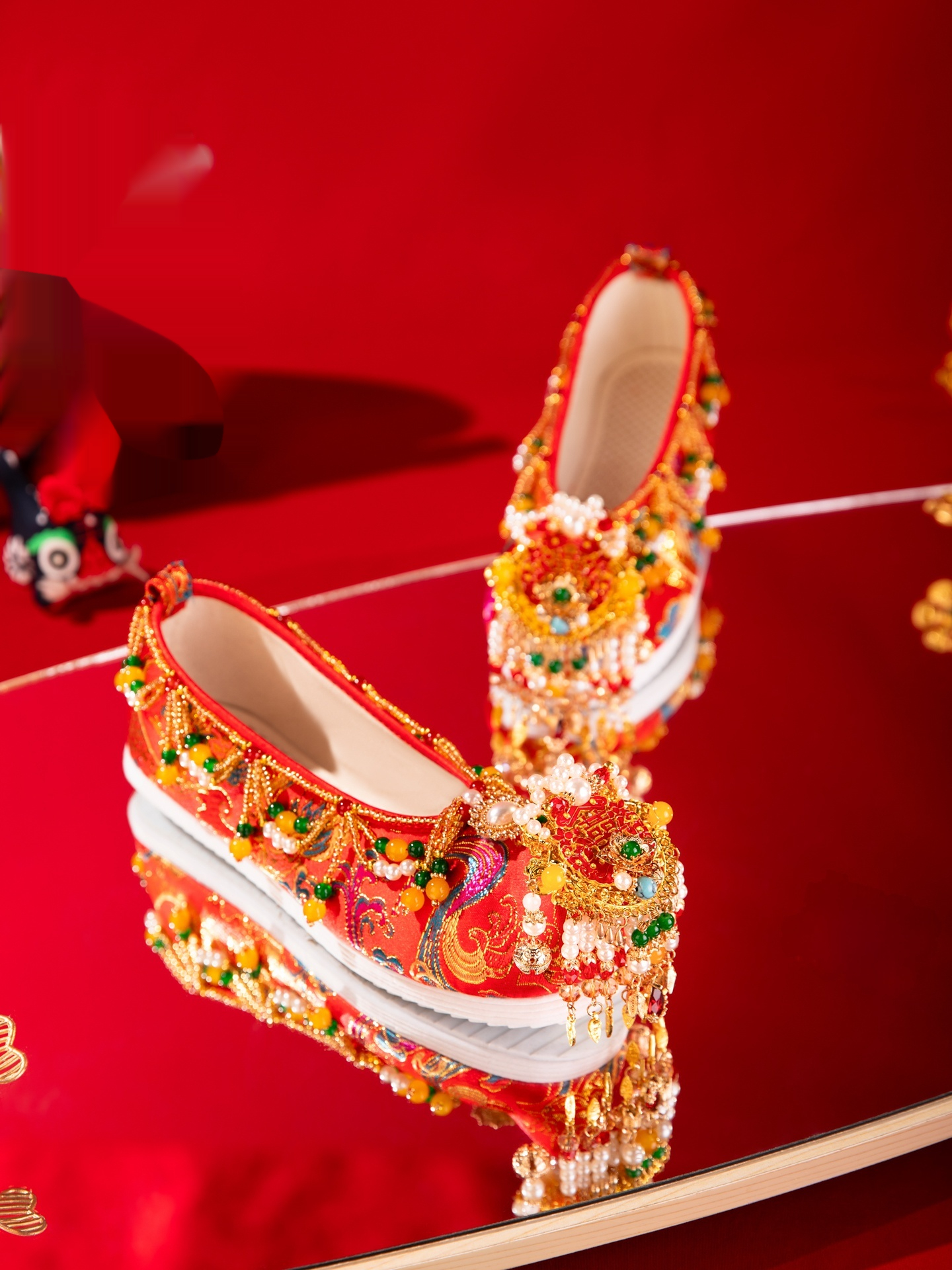Original Handmade Red Hanfu Wedding Shoes, Chinese Bride Tassel Embroidered Xiuhe Hanfu Platform Shoes For Women foto 3
