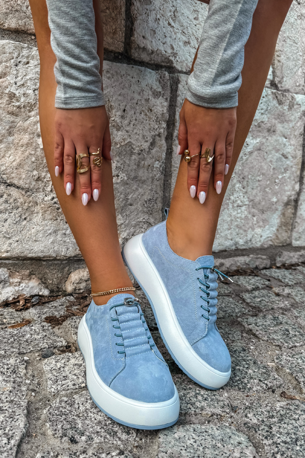 Sportschoenen op een platform Step in style