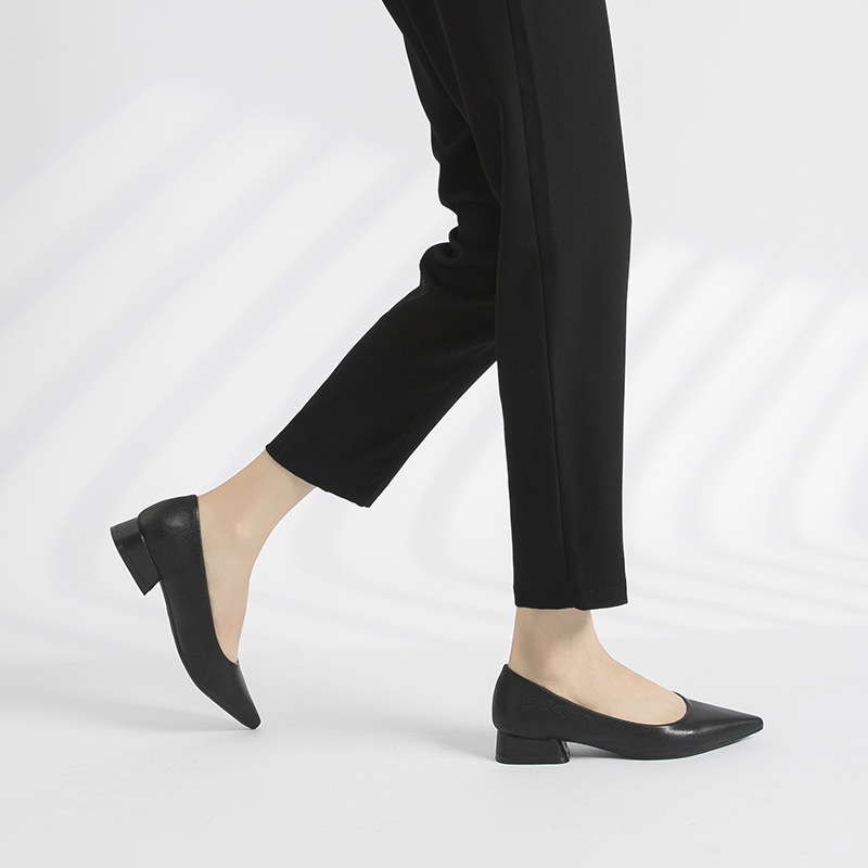Elegant Low-heeled Black Leather Shoes With A Soft Sole, Chunky Heel, And Pointed Toe, Perfect For Work foto 4