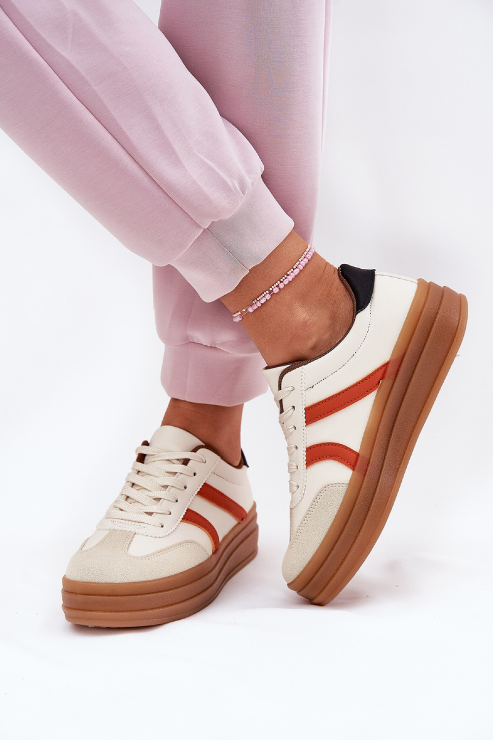 Sportschoenen op een platform Step in style foto 3