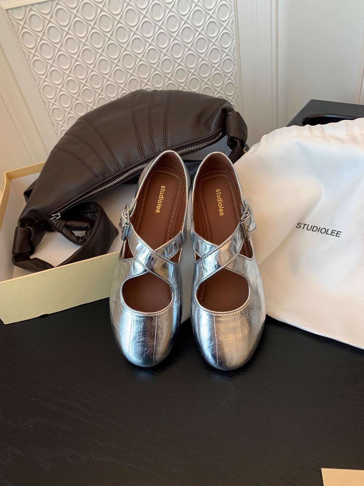 Cross Strap Silver Round Head Women's Shallow Mouth Flat Bottom Leather Shoes foto 5