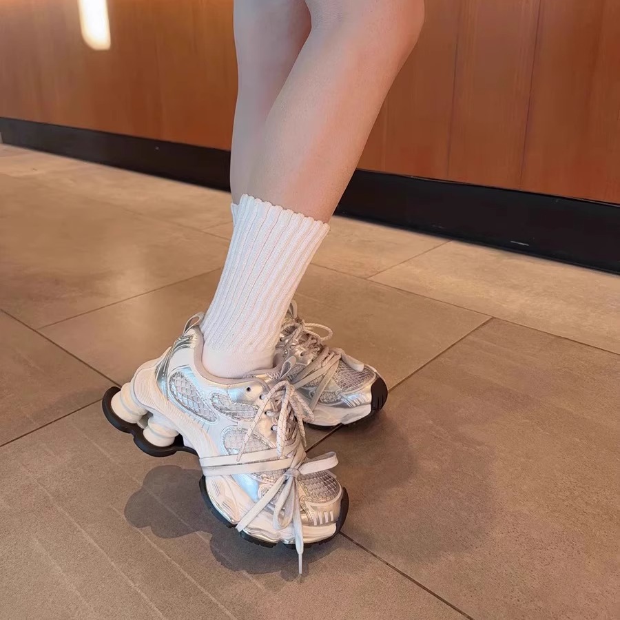 Breathable Versatile Silver Sneakers With A Subtle Lift foto 2