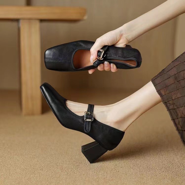 Women's Square Toe Black And Red Retro Chunky Heel Pumps foto 2