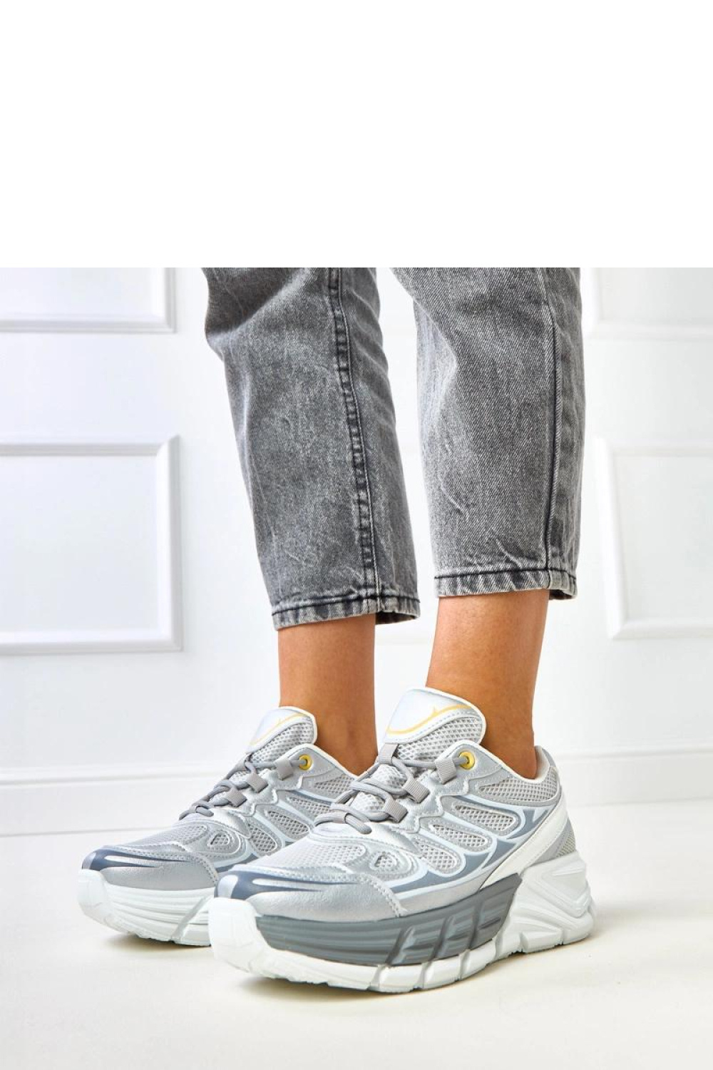 Sportschoenen op een platform Solea