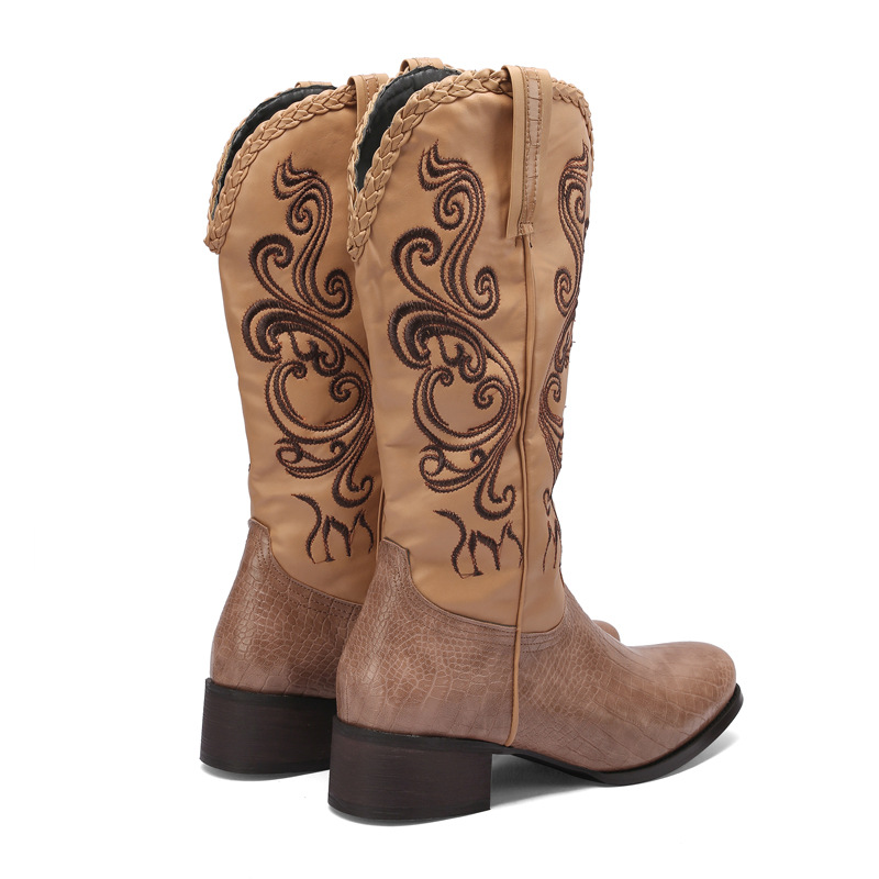 Riding Boots With A Chunky Heel And Embroidery Available foto 2