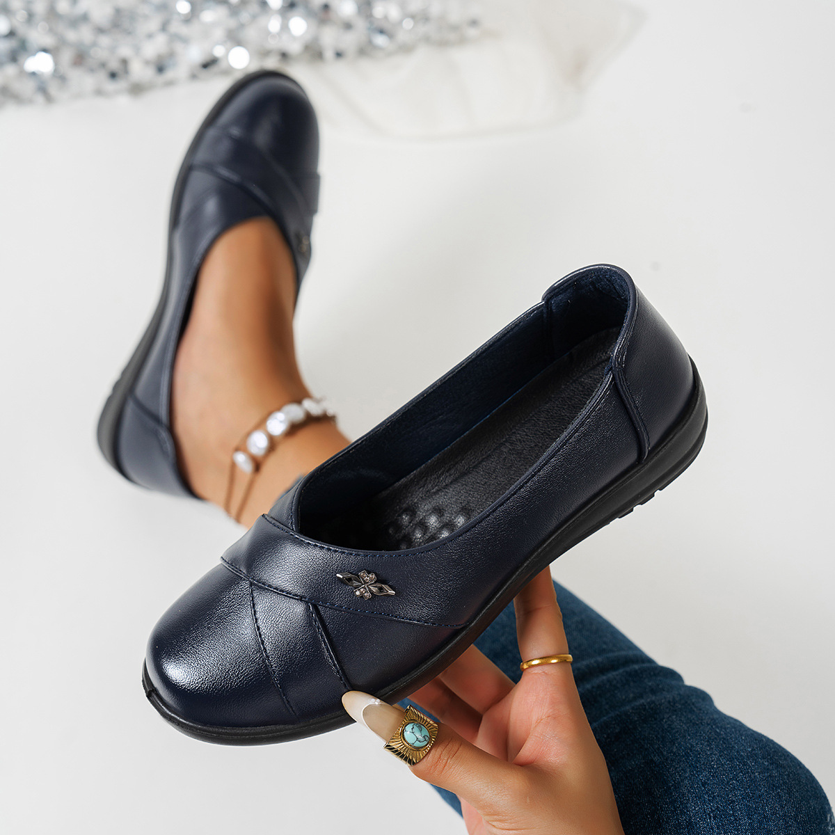 Womens Chanel-style Flat Loafers With A Metal Buckle And Tassel Detail foto 3
