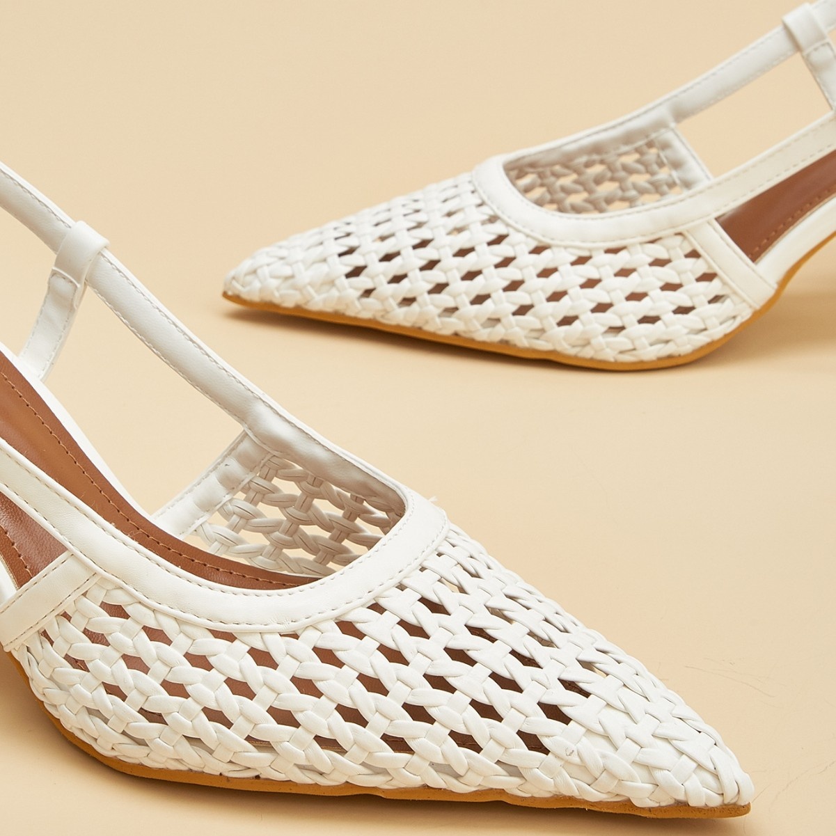 White Pointed-toe, Closed-toe Woven Mesh Sandals foto 3