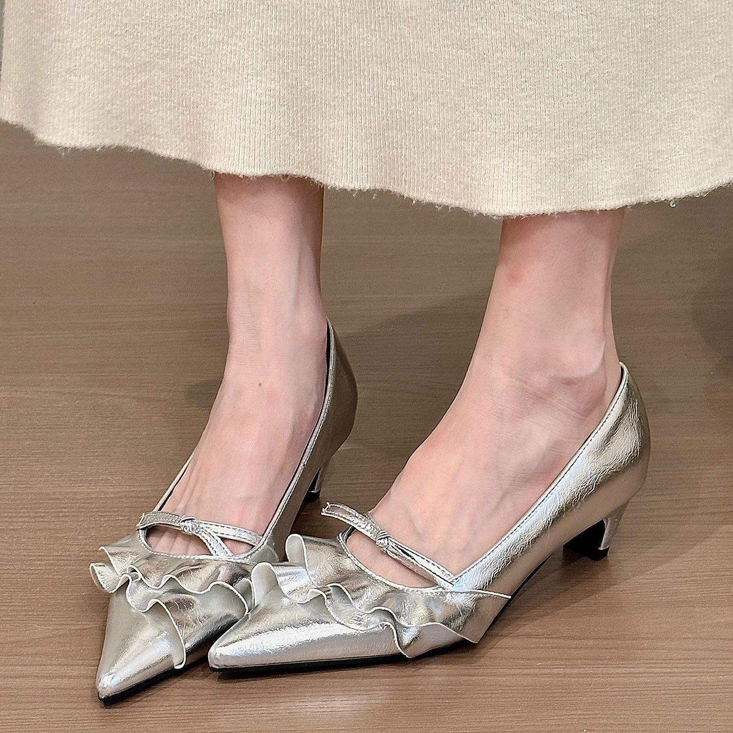 Elegant French-style Silver Stiletto Heels With A Ruffled Hem foto 5