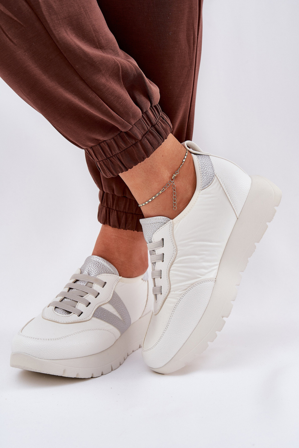 Sportschoenen op een platform Step in style foto 3