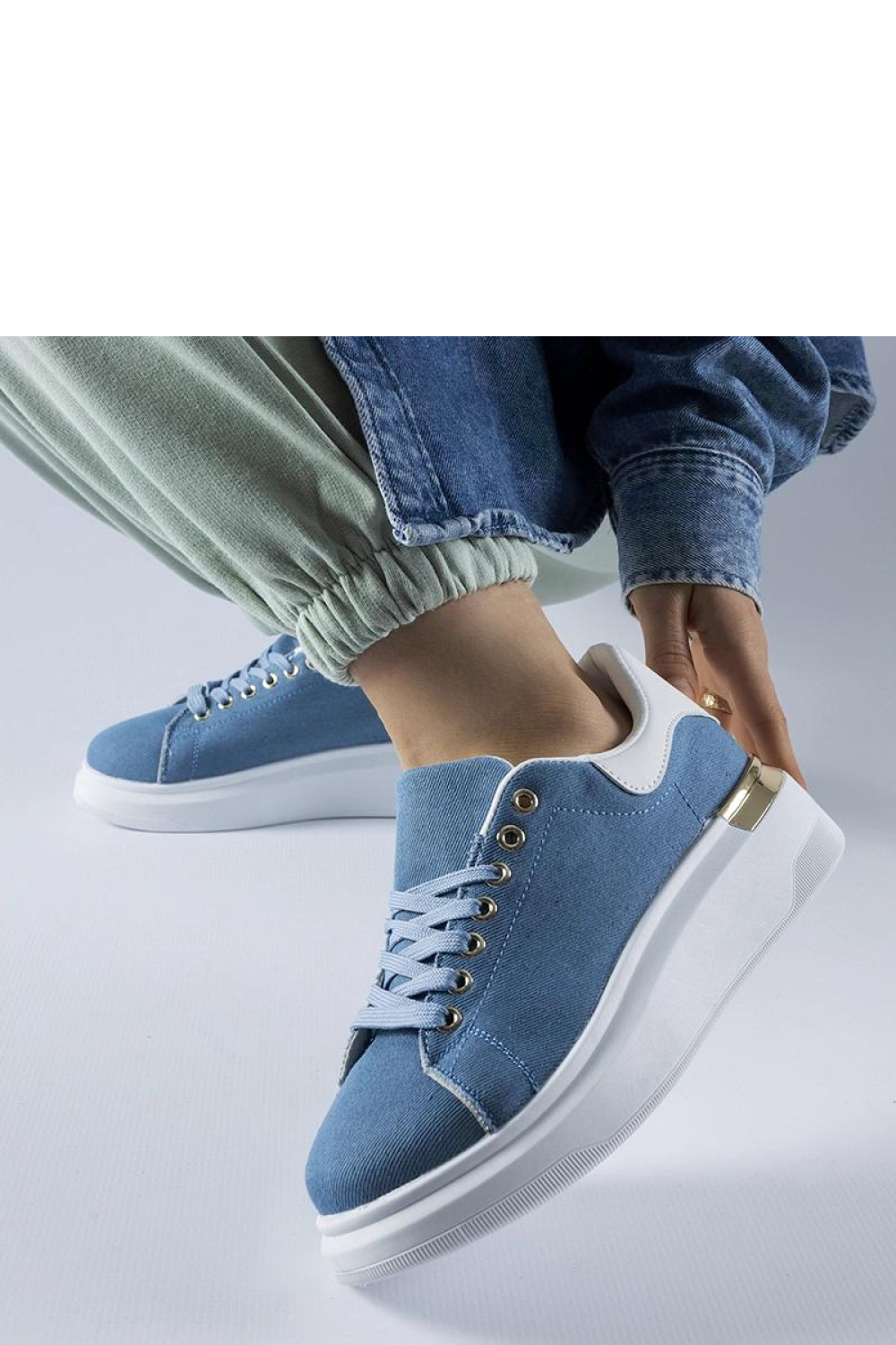 Sportschoenen op een platform Solea