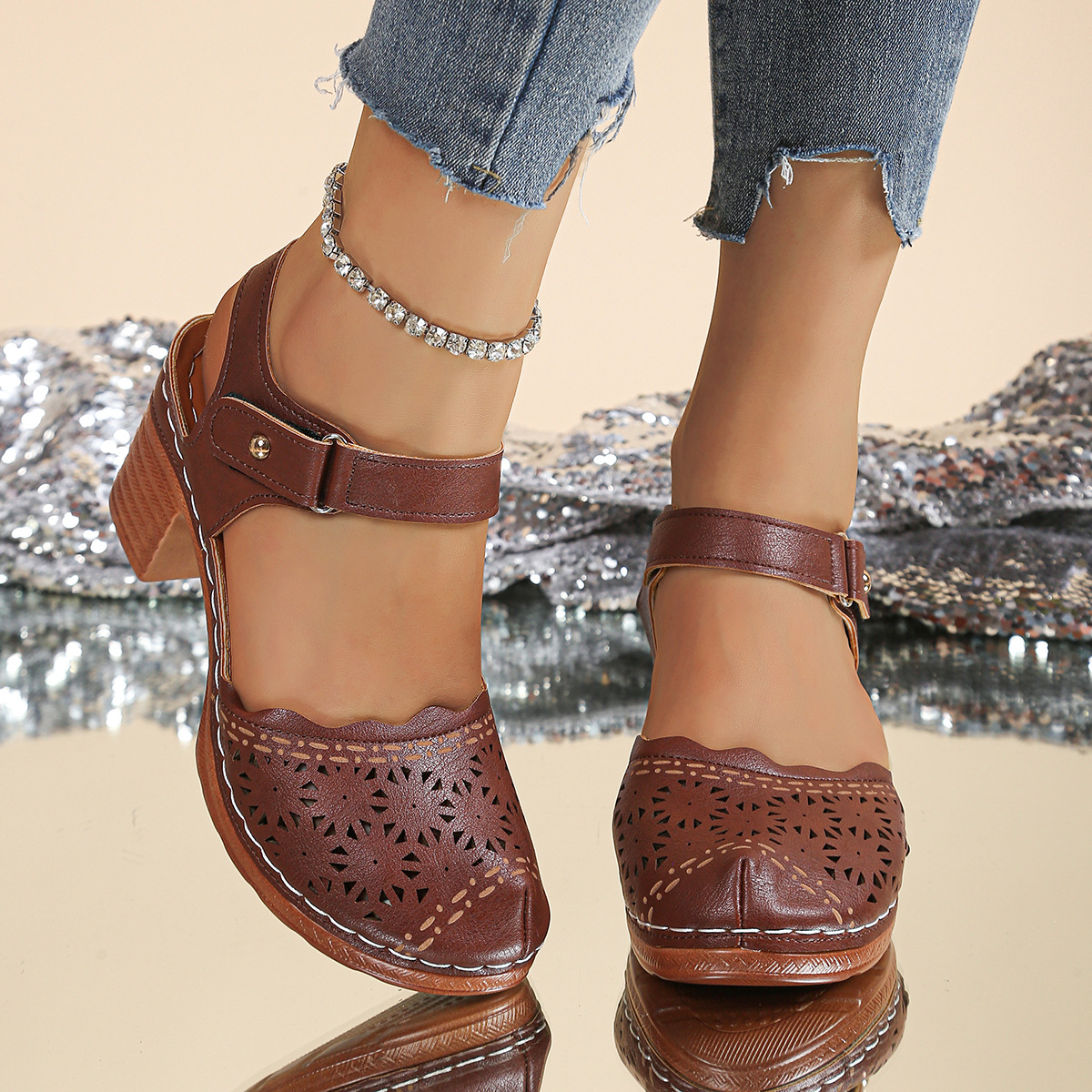 Women's Fashionable Hollow-out Chunky-heel Closed-toe Sandals foto 4