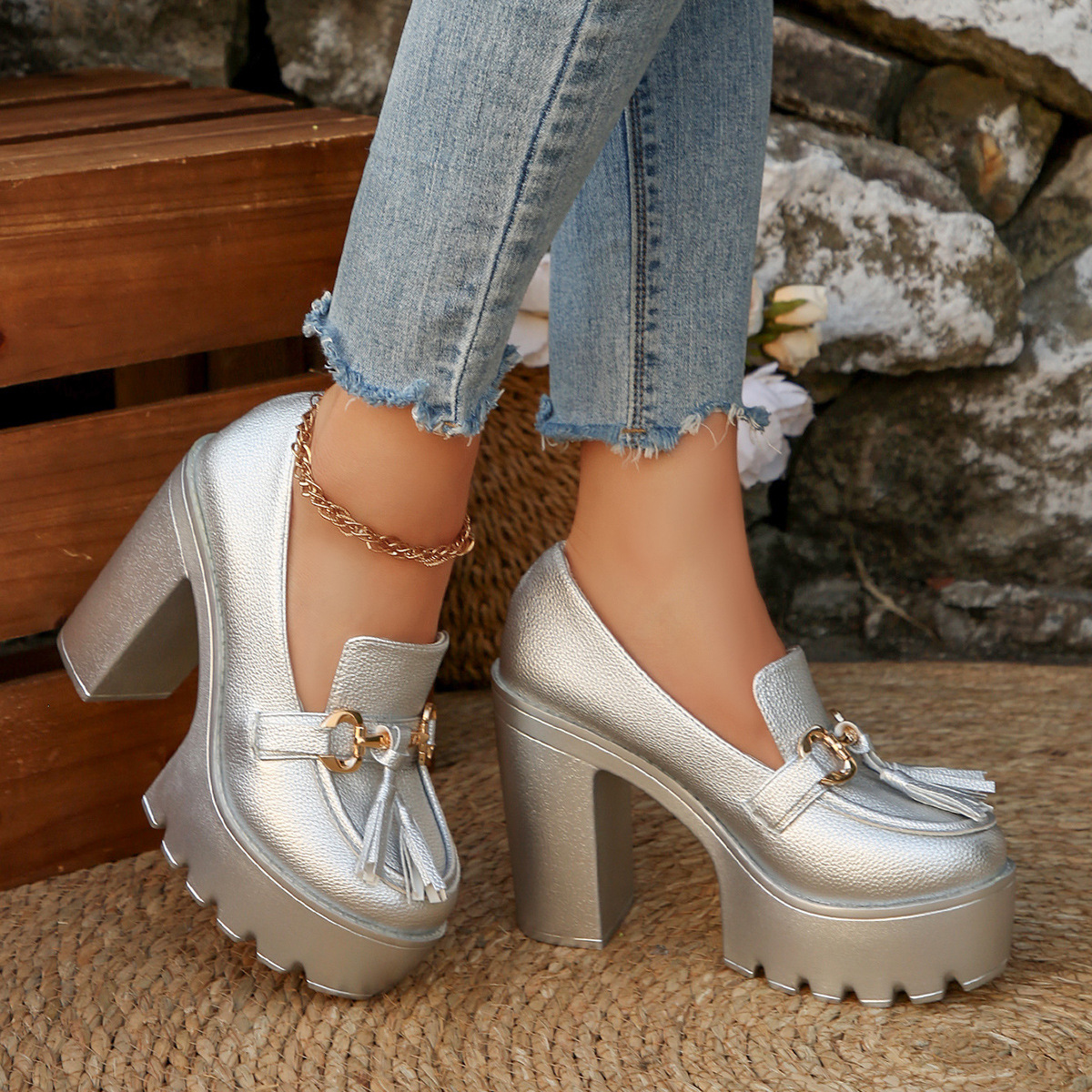 Tasseled Metal-Decorated High-Heel Pumps For Women foto 3