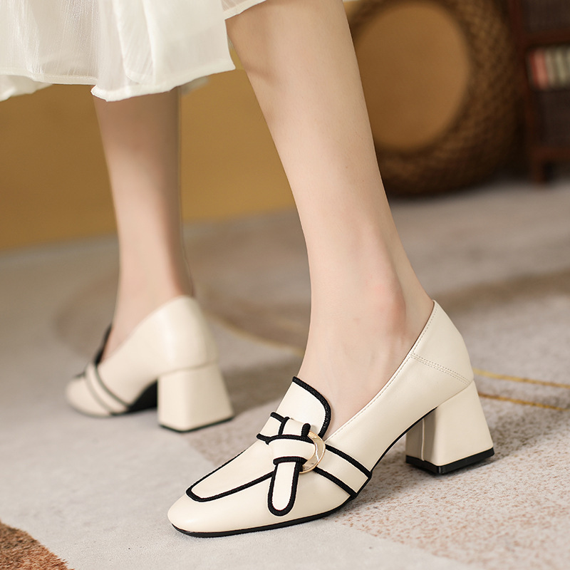 Womens Slip-On Loafers In Soft Leather With A Bow Design foto 2