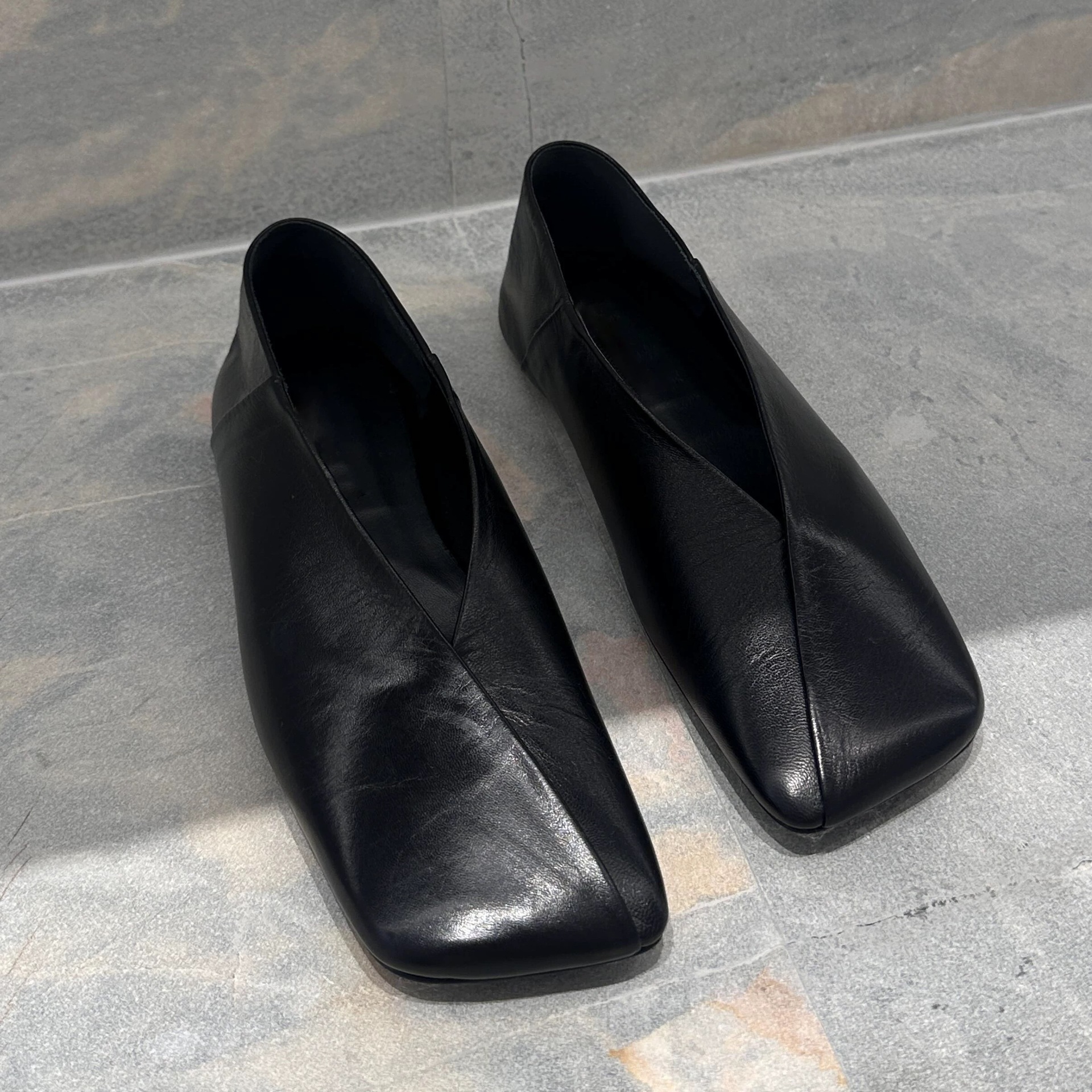 Womens Niche French-Style Genuine Leather V-Neck Square-Toe Flat Shoes foto 2