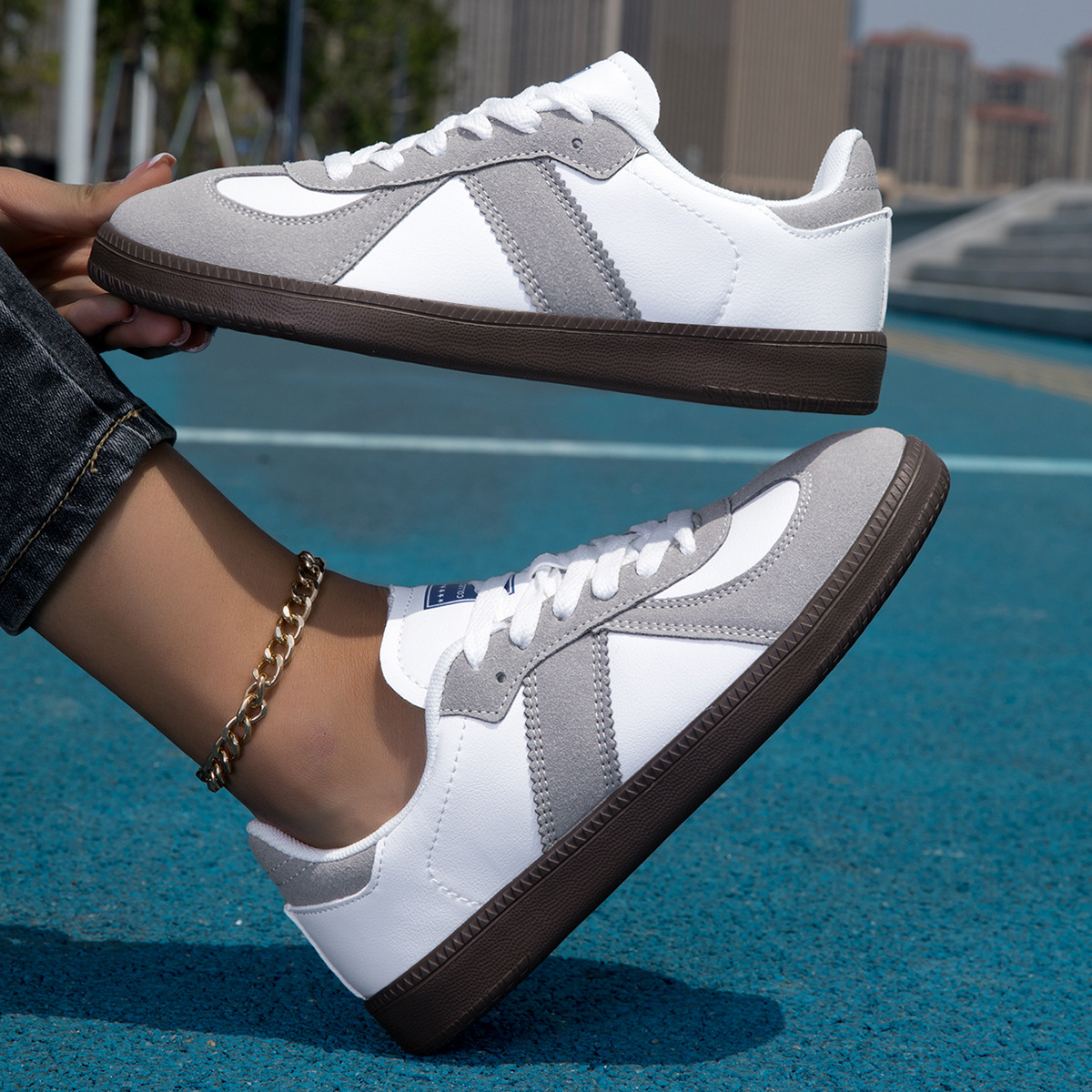 Womens Style White Lace Up Casual Sneakers With A Leopard Print Flat Sole foto 3