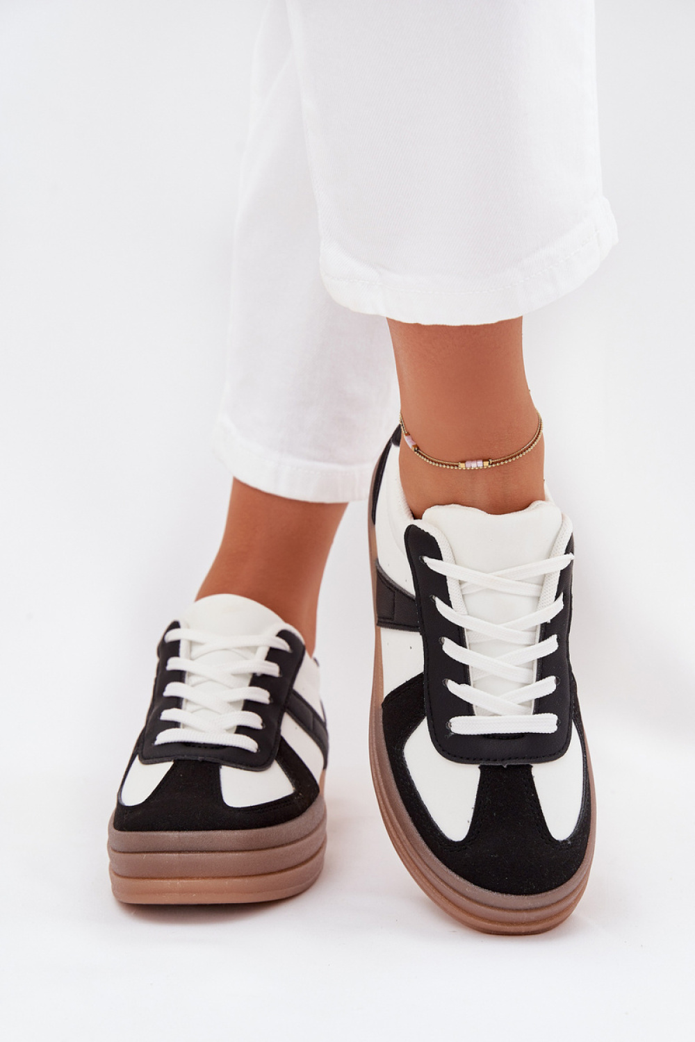 Sportschoenen op een platform Step in style foto 3