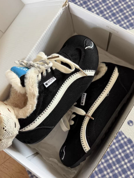 Brown Dachshund Wearing Plush Trainers foto 3
