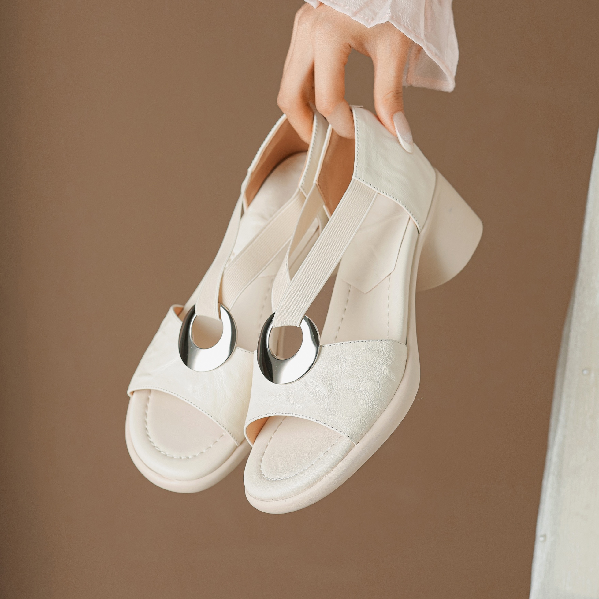 Women's Handmade Full-Grain Sheepskin Block Heel Sandals, Elastic Strap Peep-Toe Dress Shoes foto 3
