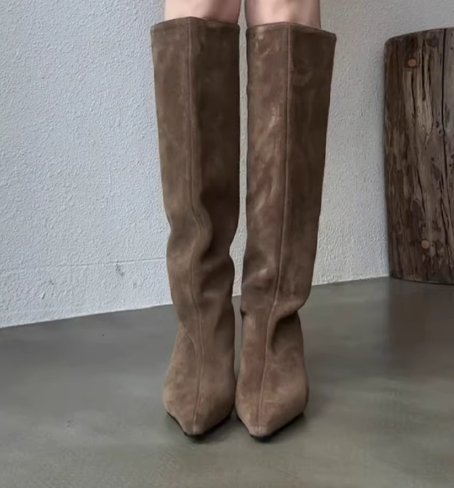 Sheepskin High Boots With A Stiletto Heel And Pointed Toe Finished In Coffee Brown foto 2