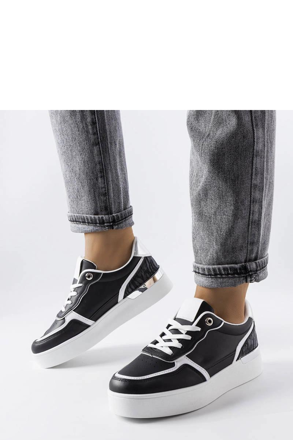 Sportschoenen op een platform Solea