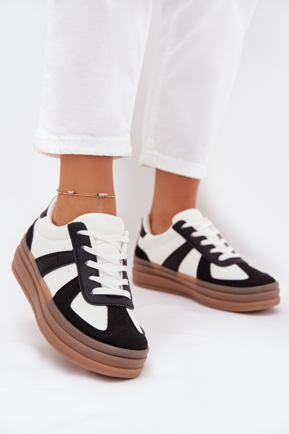 Sportschoenen op een platform Step in style