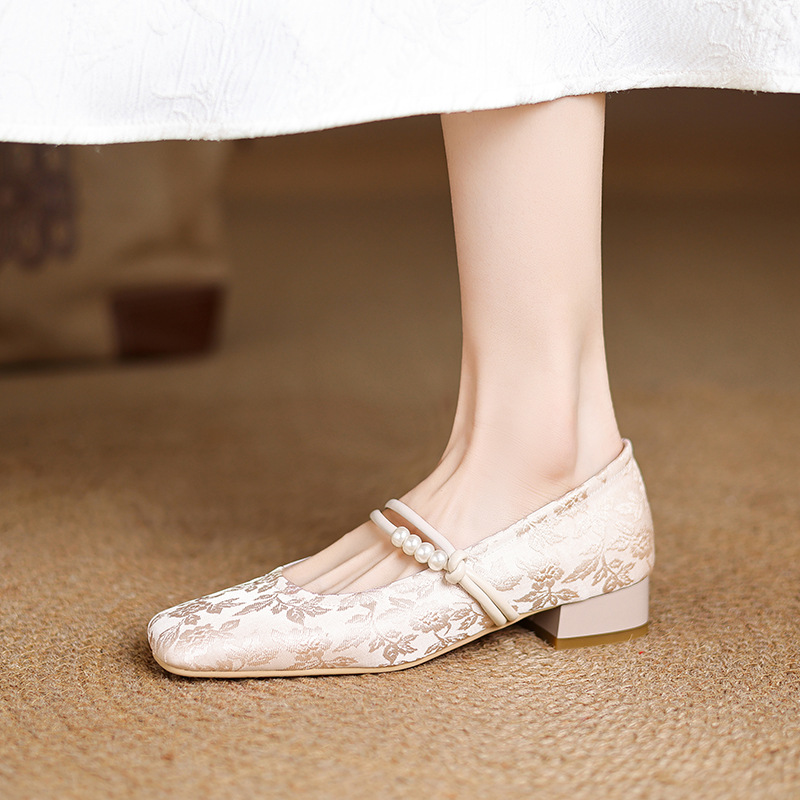 Elegant Chinese-style Tang Suit Womens Shoes Printed Square-toe Beaded Pumps