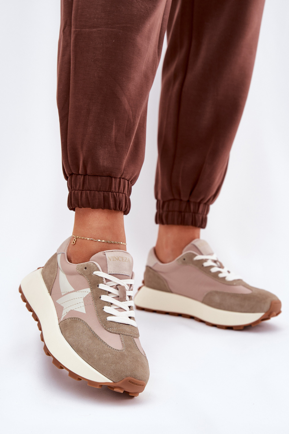 Sportschoenen op een platform Step in style