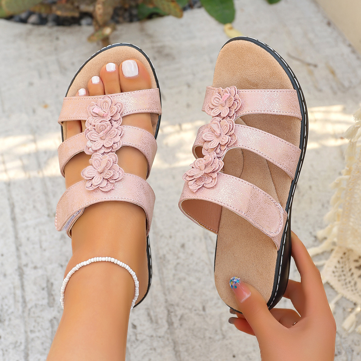Womens Plus-Size Floral Open-Toe Slide Sandals With A Strap foto 2