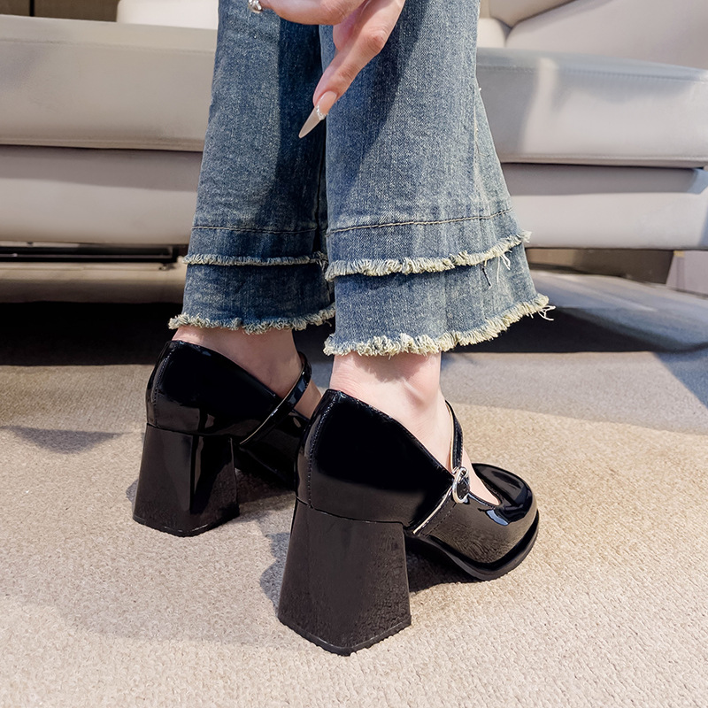 Women's One-strap Thick Heel Round Toe Large Size High Heels foto 4