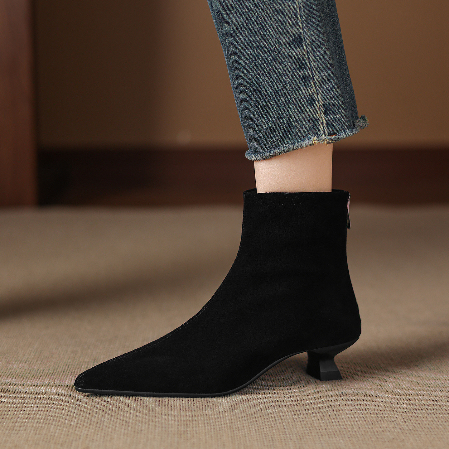 Cowhide Suede Pointed-toe Ankle Boots For Women foto 2