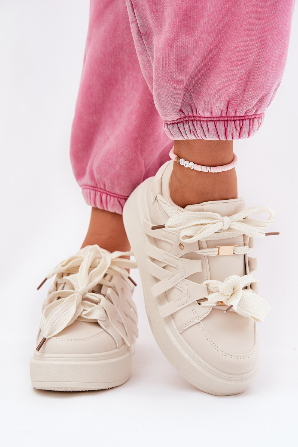 Sportschoenen op een platform Step in style foto 3