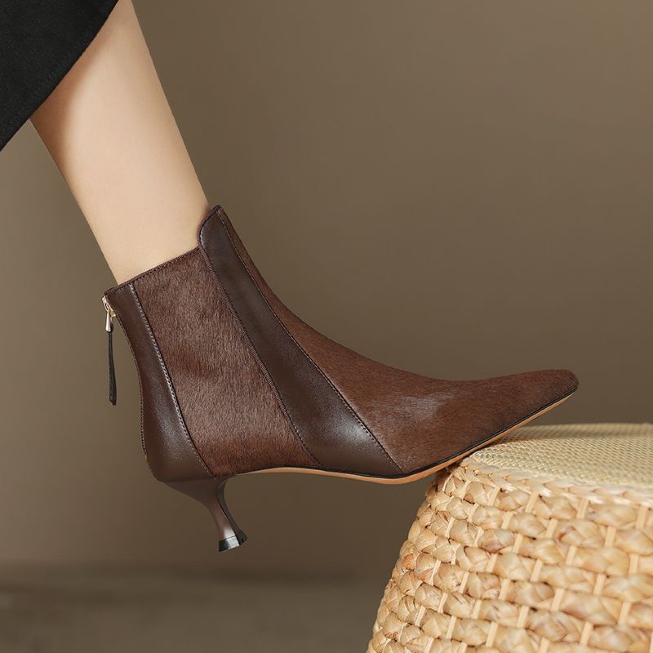 Full-leather Stiletto-heeled Pointed-toe Ankle Boots With A Back Zipper foto 4