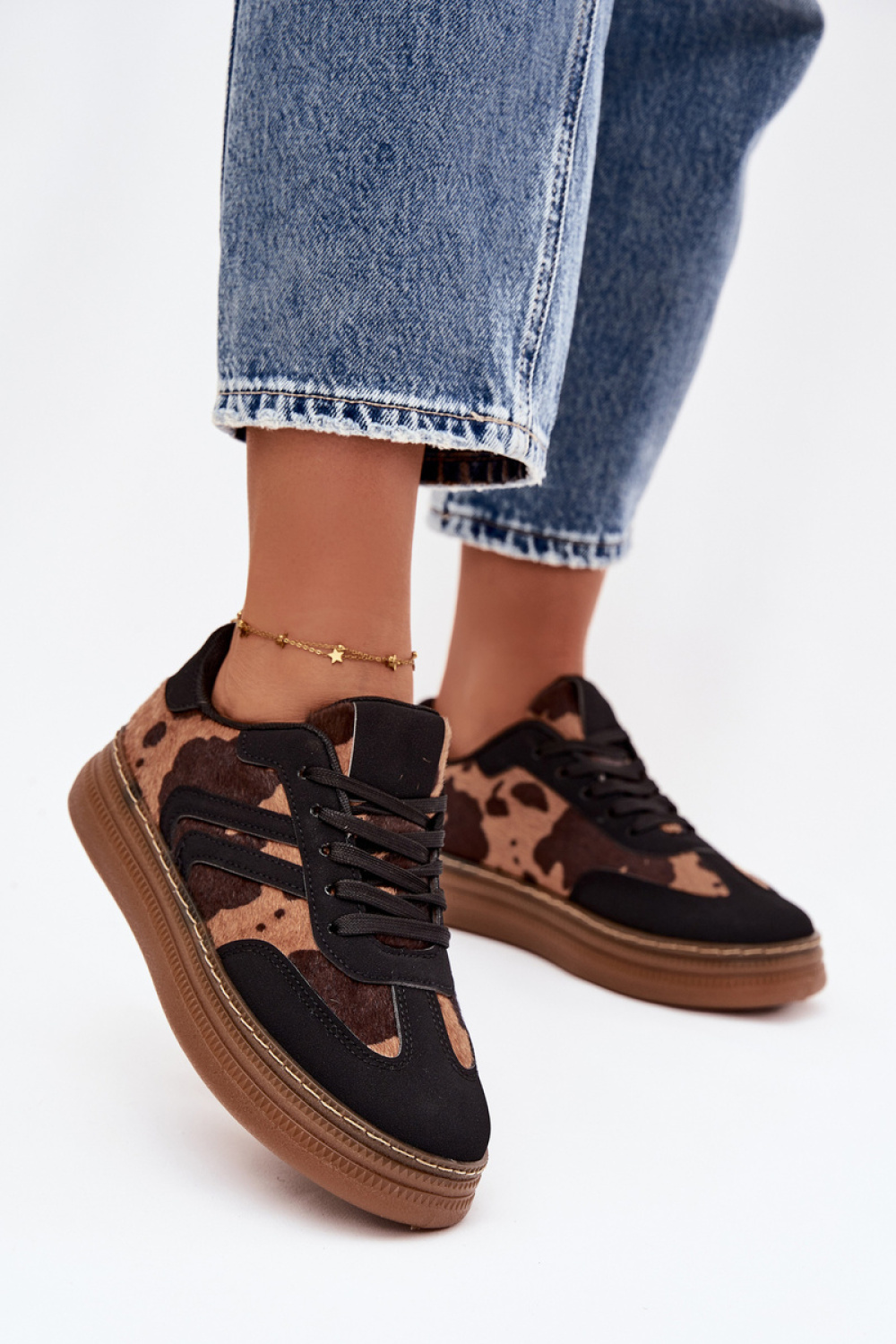 Sportschoenen op een platform Step in style