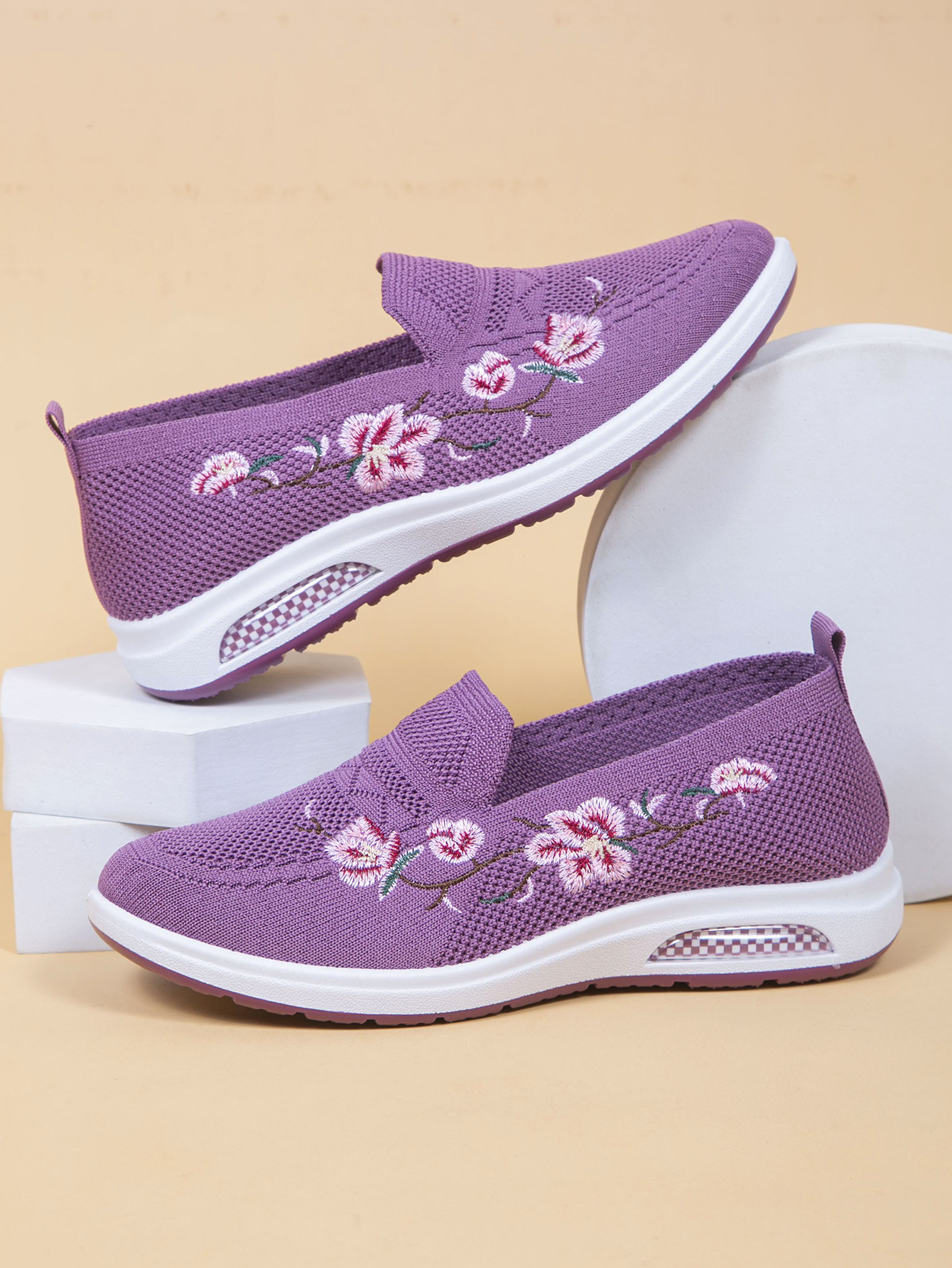 Women's Breathable Cloth Shoes Fashion Embroidery Soft Sole Shoes foto 4