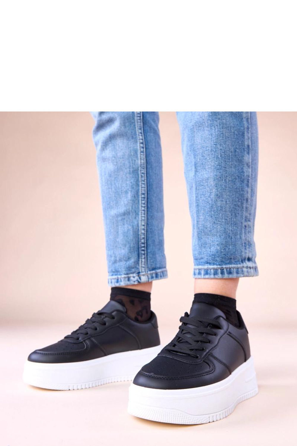 Sportschoenen op een platform Solea