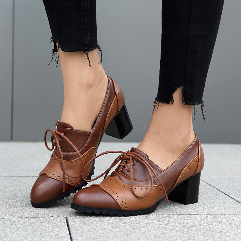 Matching Round Toe High Heel Front Lace-up Burning Flower Pumps foto 2