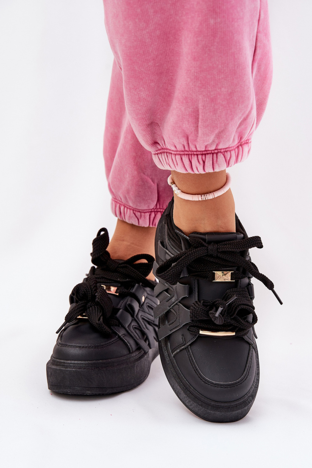 Sportschoenen op een platform Step in style foto 2