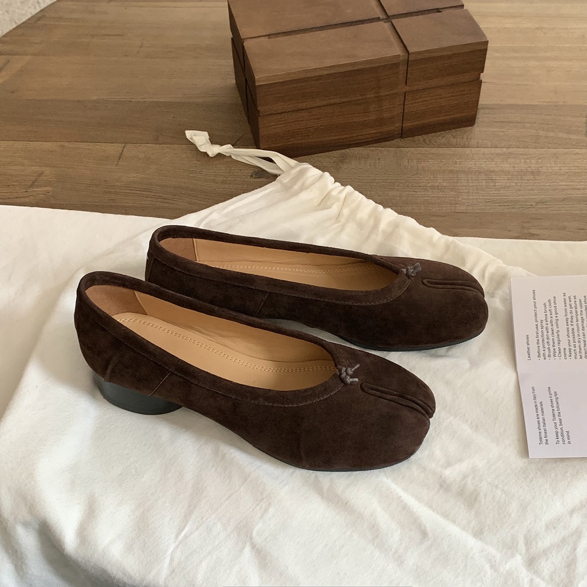 Pigfoot Splittoe ShoesCreased With A Chunky Heel And A Shallow Peeptoe Midheel Pumps