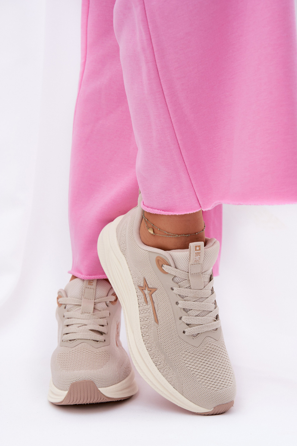 Sportschoenen op een platform Step in style foto 3