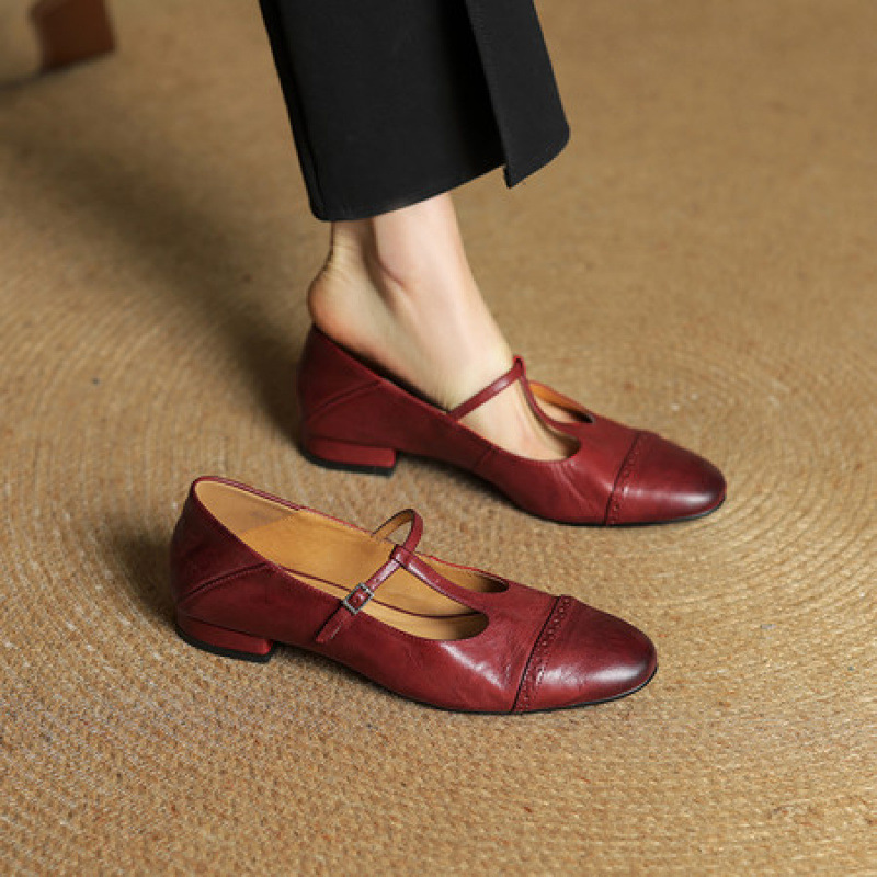 Women's T-shaped Buckle Old First Layer Cowhide Round Toe Flats foto 2
