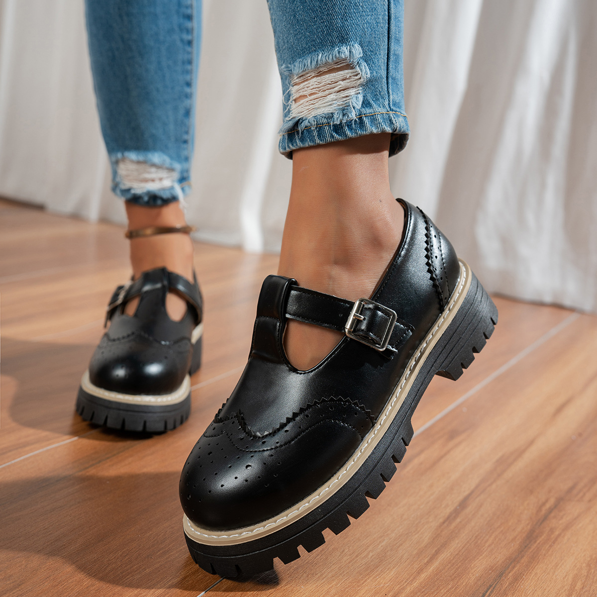 Retro British-style Hollow-out Buckle Pumps foto 4