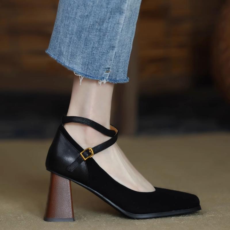 New Womens High Heels In A Retro Style Crafted From Matte Leather With Stylish Patchwork Details foto 5