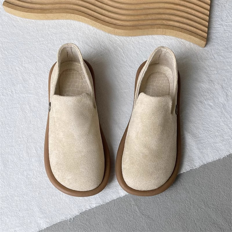 British-style Suede Pumps With A Vintage Vibe