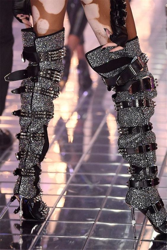 Hot-stone-embellished Skull-toe Studded Pointed-toe Over-the-knee Boots foto 2