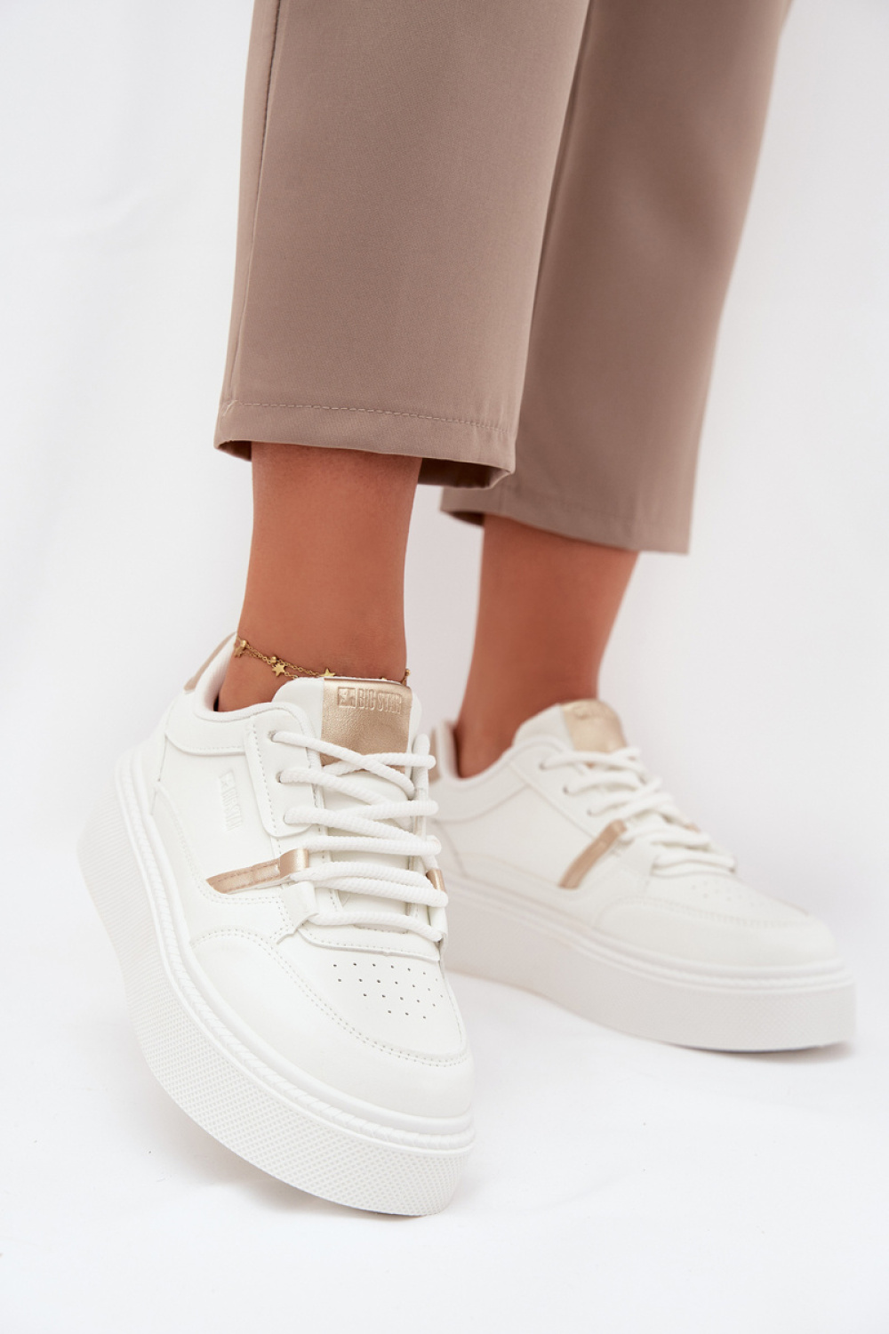Sportschoenen op een platform Step in style