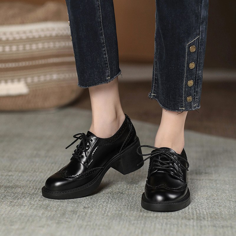 Women's Autumn New Carved Lace-up Round Head British Black Chunky Heel Shoes foto 5