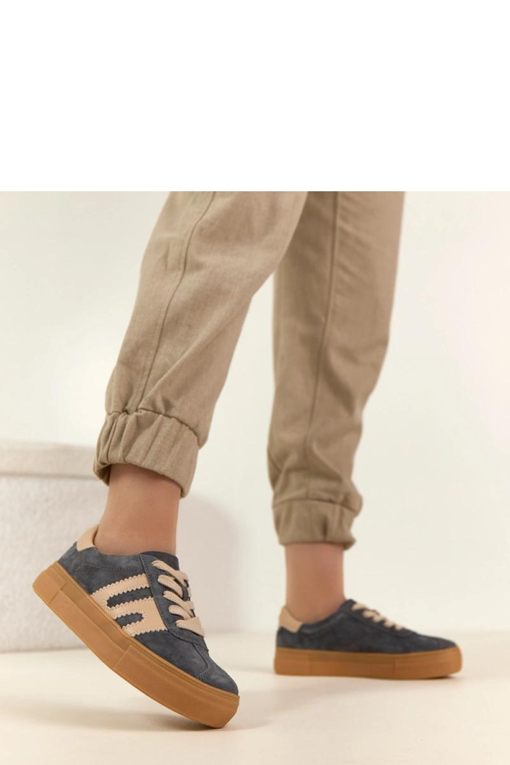Sportschoenen op een platform Solea foto 3