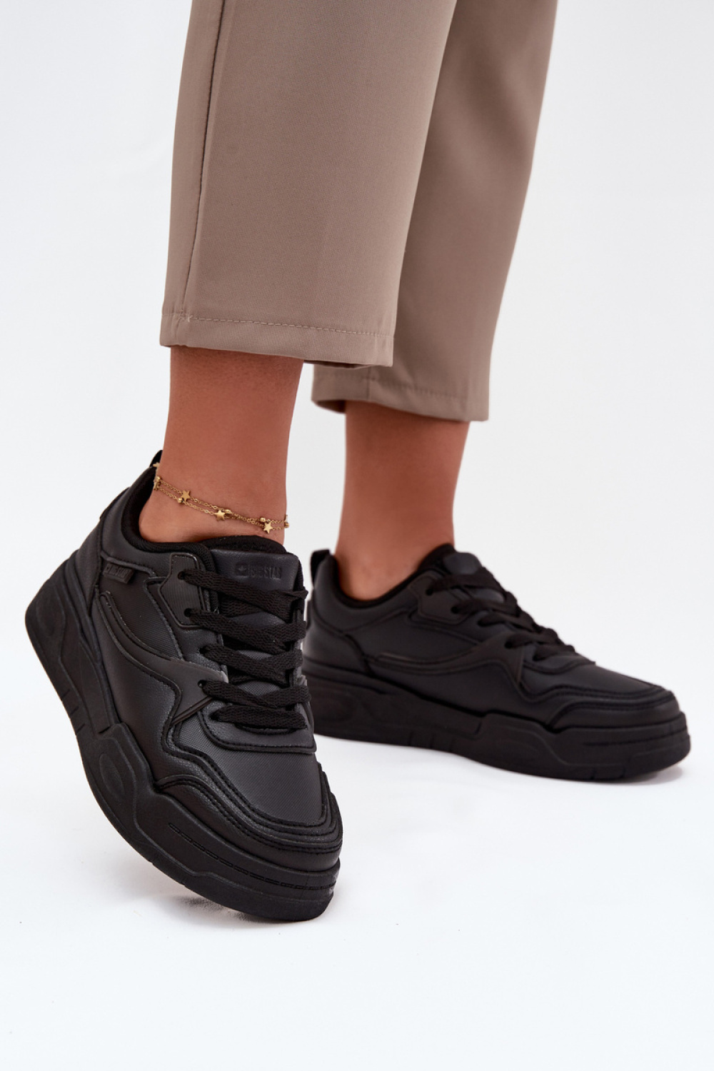 Sportschoenen op een platform Step in style
