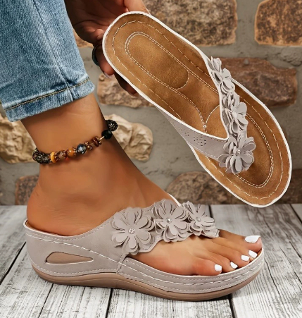 Fashionable Floral Slip-On Wedge Outdoor Sandals For Women foto 2