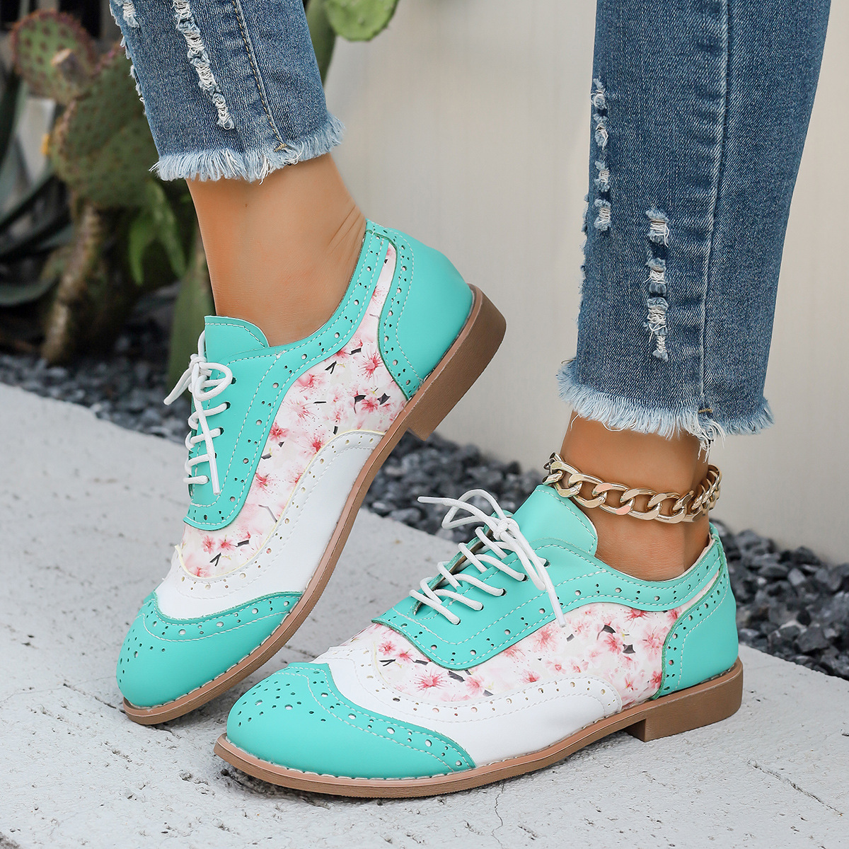 Womens Floral Brocade Pumps In Plus Sizes Color-Block Design With Lace-Up Round Toe foto 2